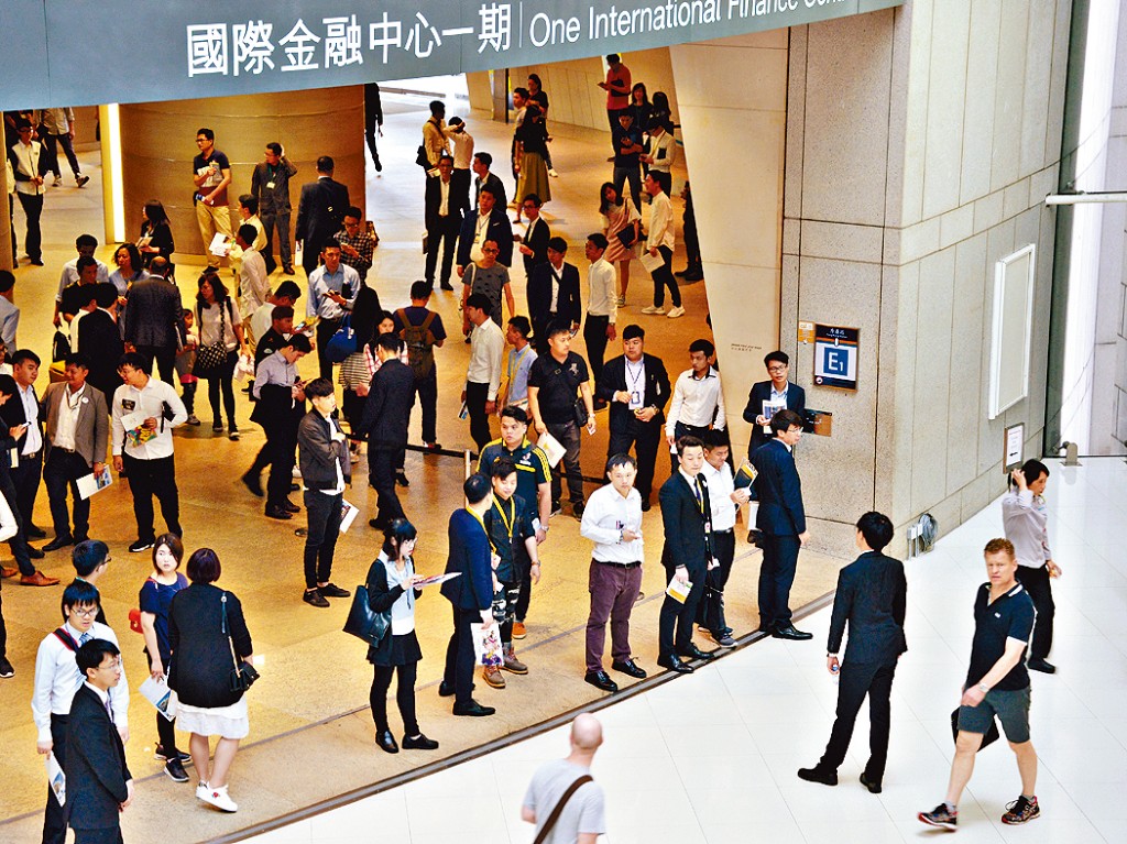 整體樓市氣氛好轉，交投量逐步回升，連帶地產代理人數亦止跌回穩。