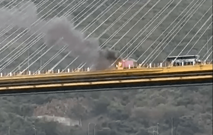 汀九橋發生貨車自焚事件。fb：香港突發事故報料區