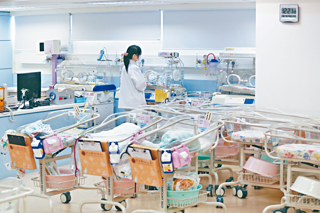 ■本港去年生育率下跌一成七，令死亡數字首超出生人口。