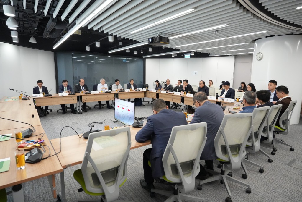 多位特首政策組專家組成員出席，與特首政策組研究團隊深入交流。