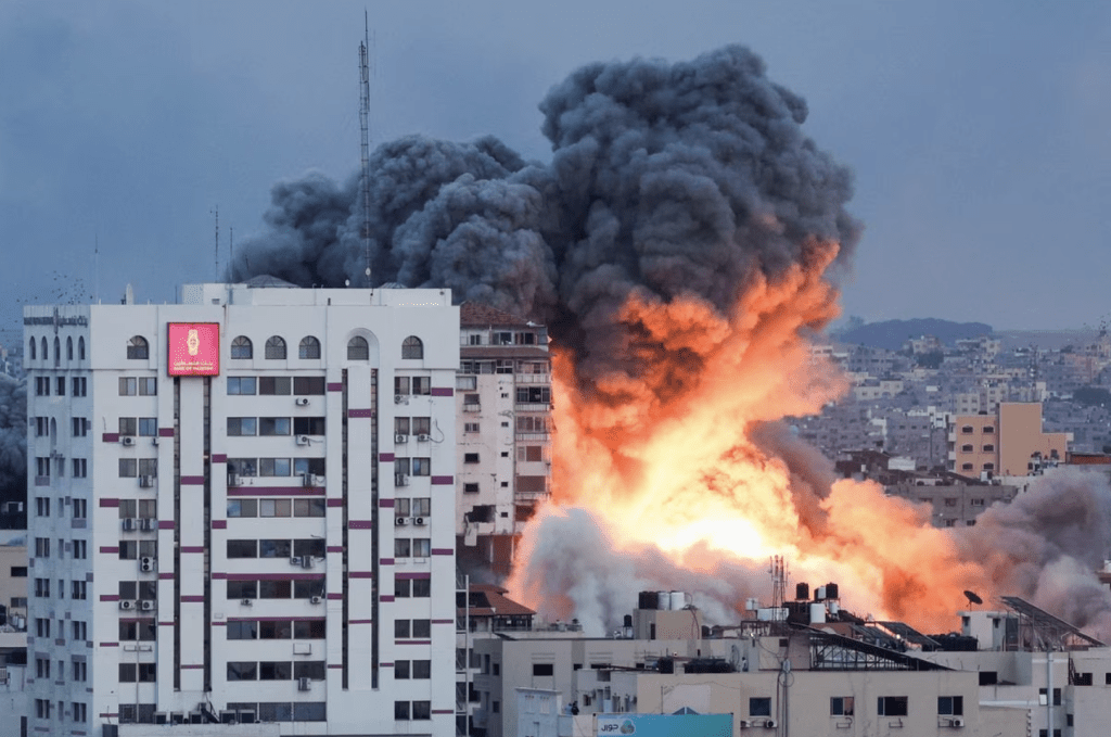 以色列軍隊襲擊加沙城一棟高樓後，濃煙滾滾。路透社