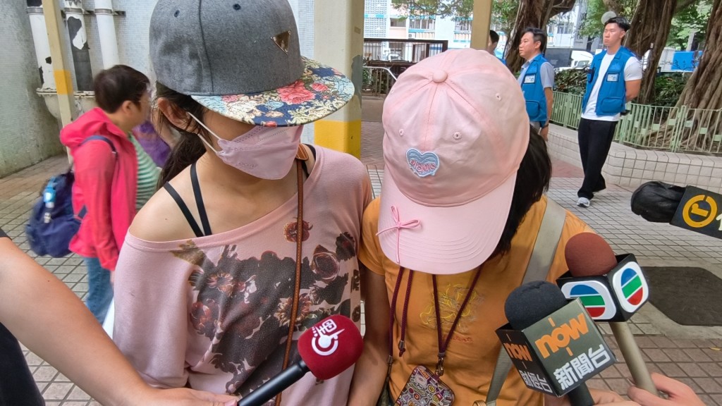 宏志閣姓高女住戶（右）表示，今次主要上樓取回相簿、玩具及貴重物品等具回憶的物品。黃文威攝