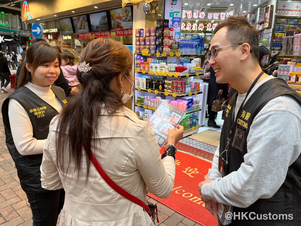 海关人员向游客派发精明消费小锦囊。香港海关facebook图片