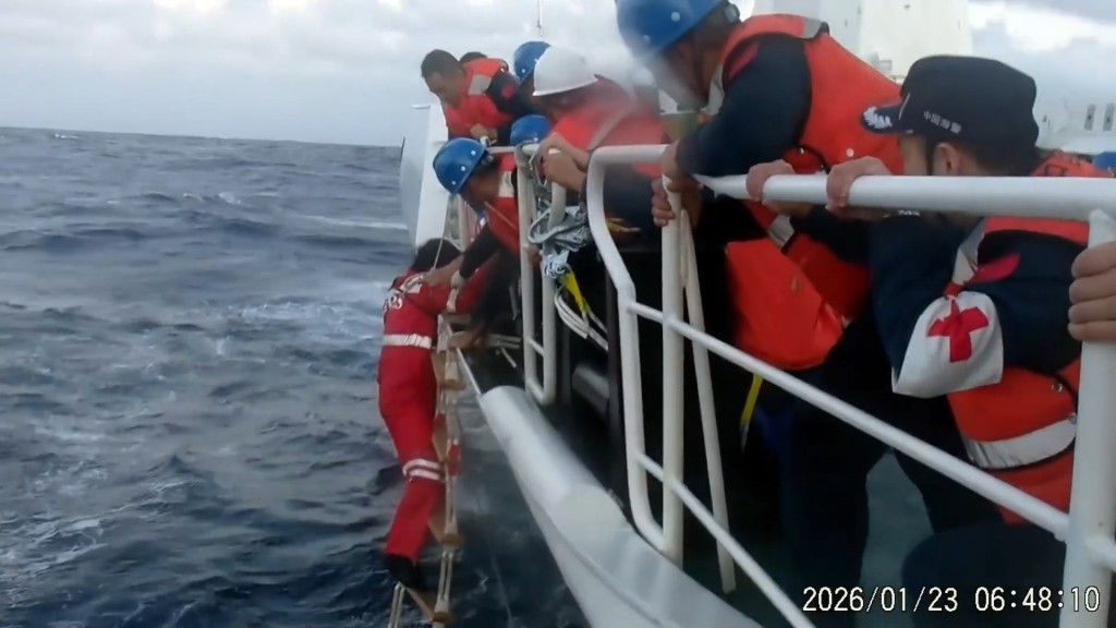 中国海警在出事海域搜救落水船员。微博@人民日报