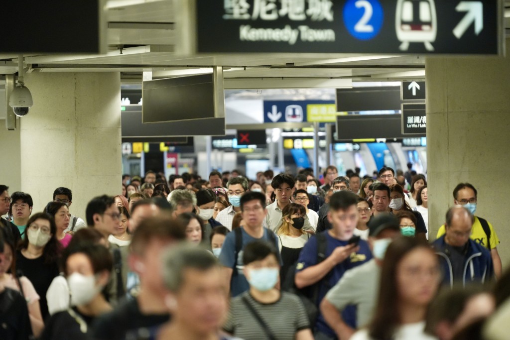 港铁金钟站人头涌涌。刘骏轩摄