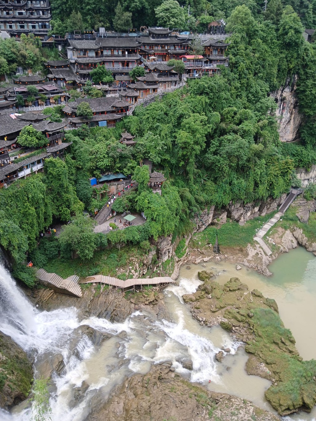 芙蓉镇的瀑布底有栈道可行。