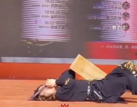 飛刀手失誤，鋼製飛刀擊中表演拍檔。