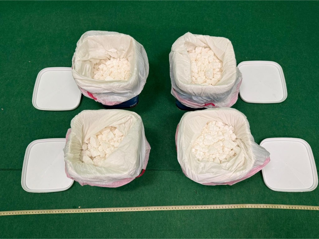 藏於四個膠桶內的懷疑氯胺酮。 藏於四個膠桶內的懷疑氯胺酮。