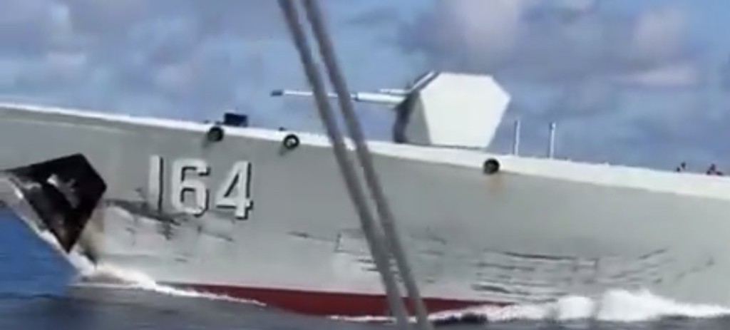 撞船後,解放軍驅逐艦船頭受損。X 撞船後,解放軍驅逐艦船頭受損。X