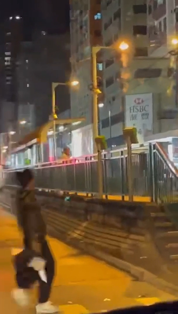 刀手橫越馬路及出入輕鐵站。香港突發事故報料區新版FB