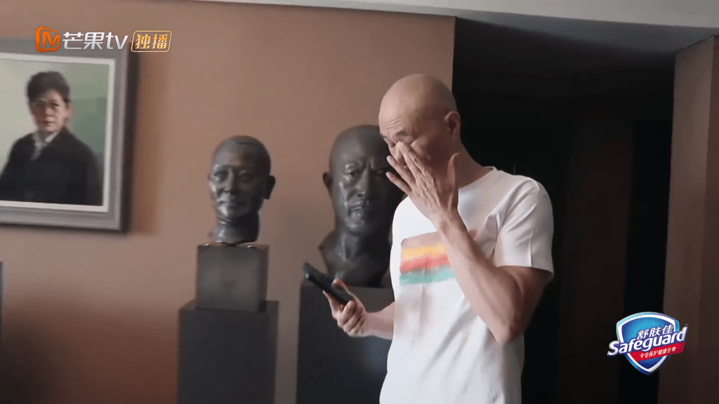 徐锦江父子2019年曾演出内地综艺节目《一路成年》，当时曝光的旧居中亦摆放着夫妇的头像雕塑，相当有“国家级”的气派。​