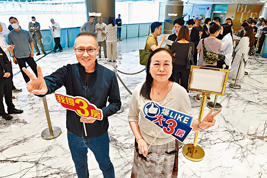 長實郭子威表示，次輪將首度推出4房標售，市場合理呎價亦由5萬調升至6萬水平。旁為楊桂玲。