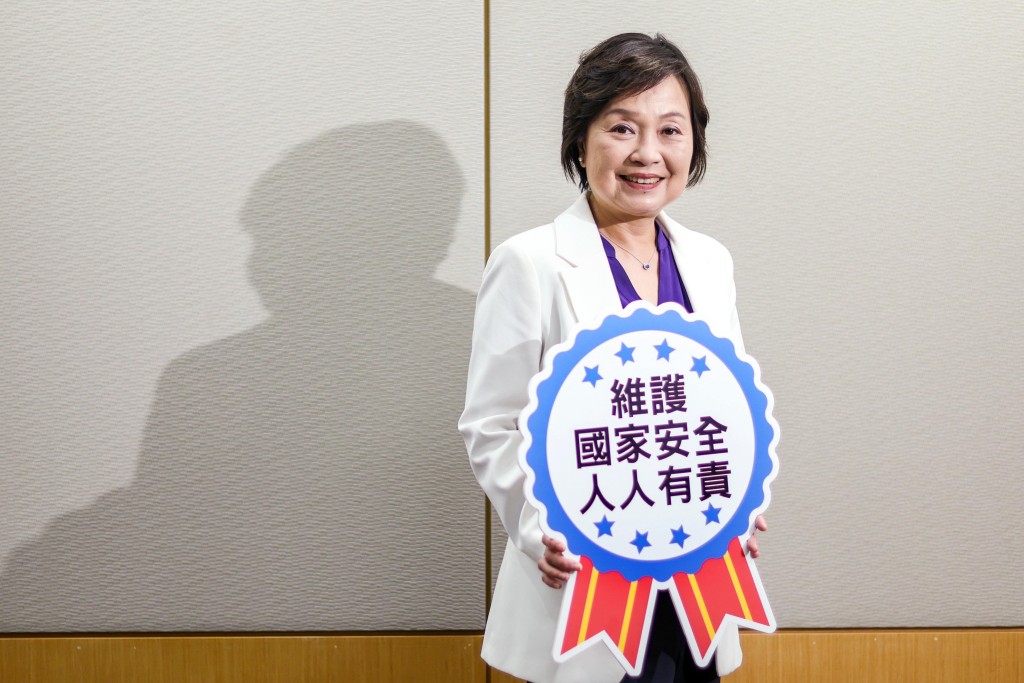 曾任中學校長的蔡若蓮,難忘國民教育曾被污名化,任教學校更因為升旗禮被人淋紅油。何家豪攝 曾任中學校長的蔡若蓮,難忘國民教育曾被污名化,任教學校更因為升旗禮被人淋紅油。何家豪攝