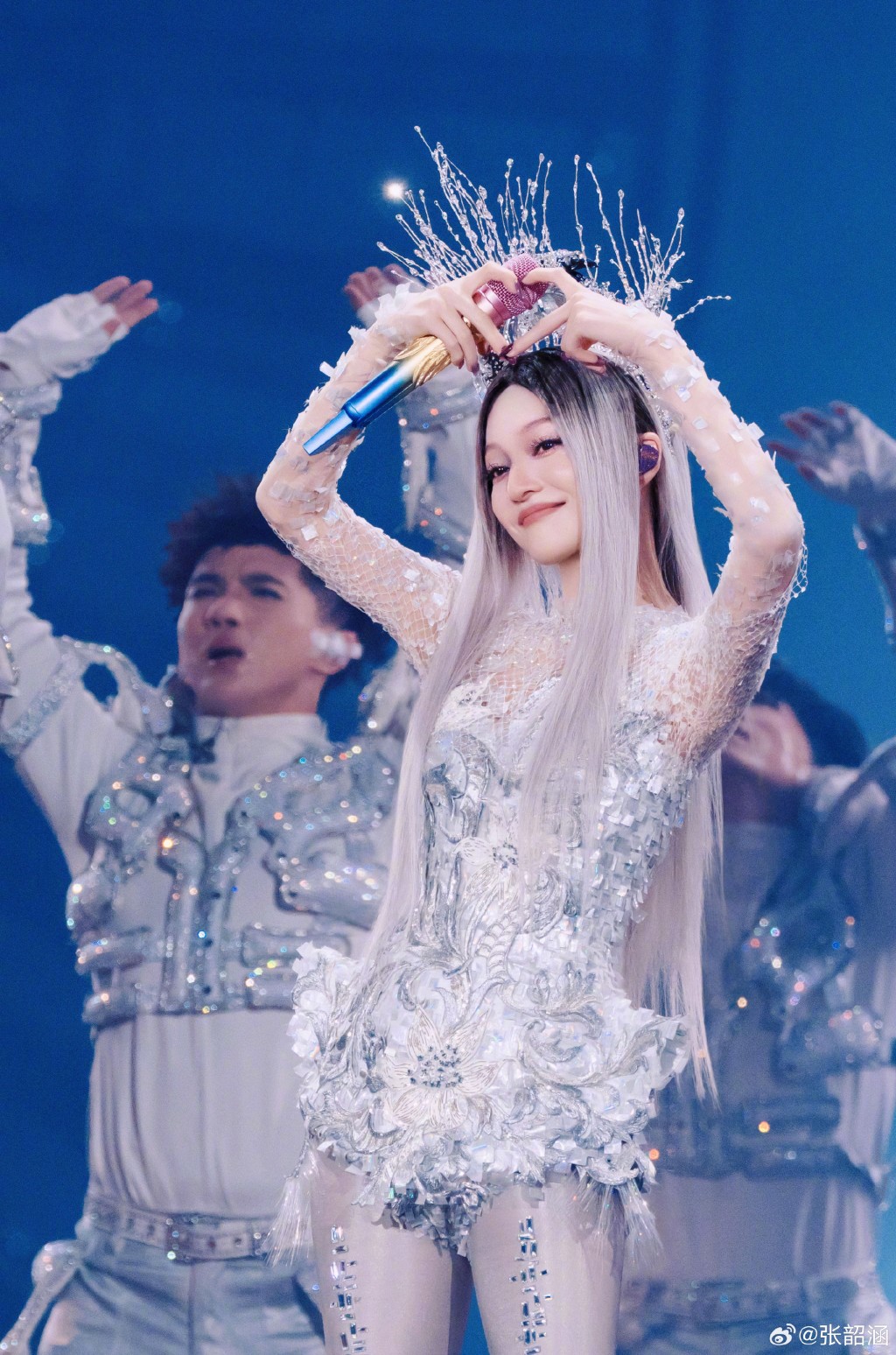 張韶涵於8月22及23日在成都進行演出。 張韶涵於8月22及23日在成都進行演出。