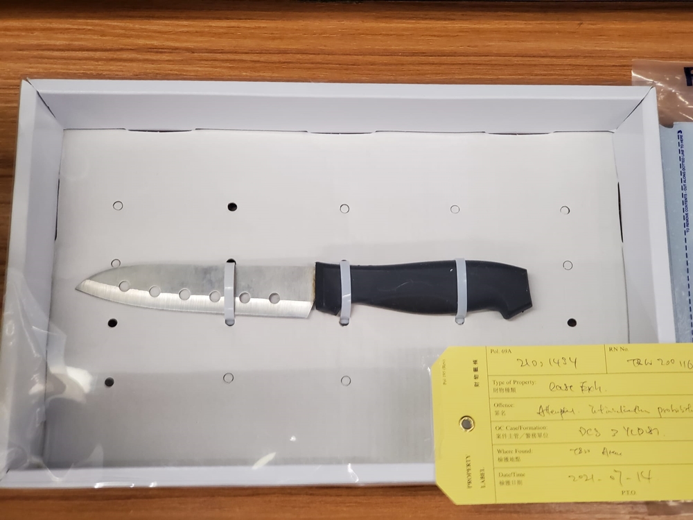 警方指，刀具與何惠彬在社交平台上上載的相片十分相似。