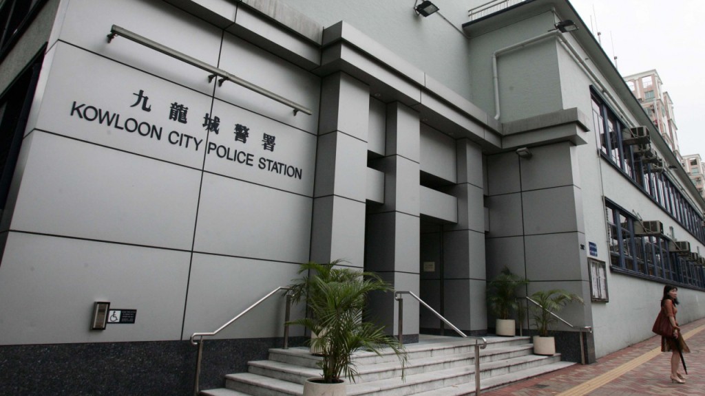 案件現已轉交九龍城警區反黑組第一隊接手調查。 案件現已轉交九龍城警區反黑組第一隊接手調查。