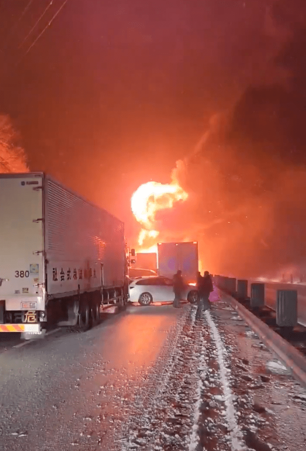 目擊者上傳至社群平台X的畫面顯示，至少16輛汽車陷入火海，烈焰沖天並傳出陣陣爆炸聲。X@chematierra 
