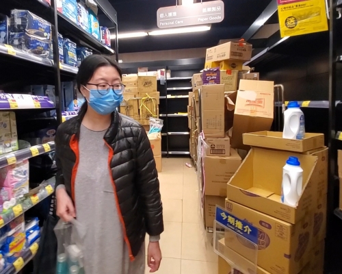 居民面對貨架空空如也大感無奈。