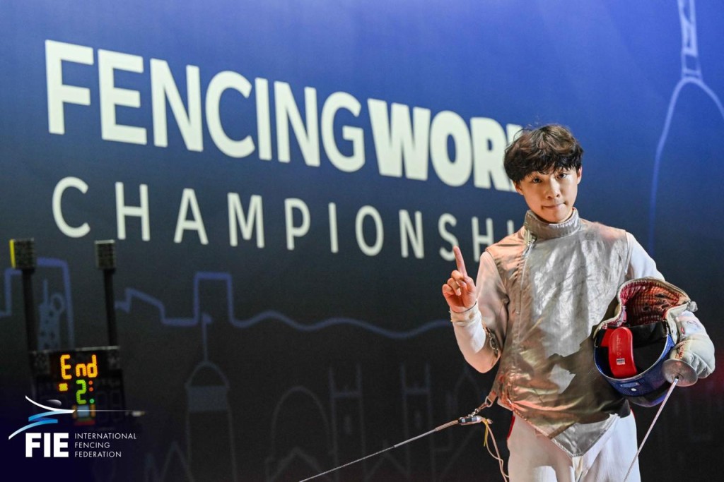 「細孖」何承謙首奪「世少」冠軍。FIE圖