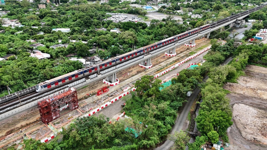 洪水橋站是全港第一個在營運中鐵路綫的高架橋上興建的車站。