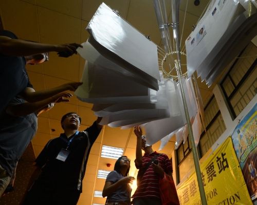 選舉事務處提醒選民須帶備其香港身分證正本，前往指定投票站投票。資料圖片