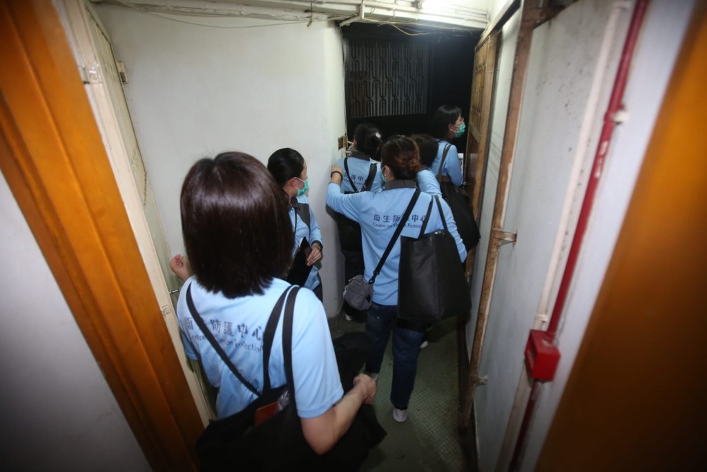 政府人員到確診女童居住大樓消毒及派樣本瓶