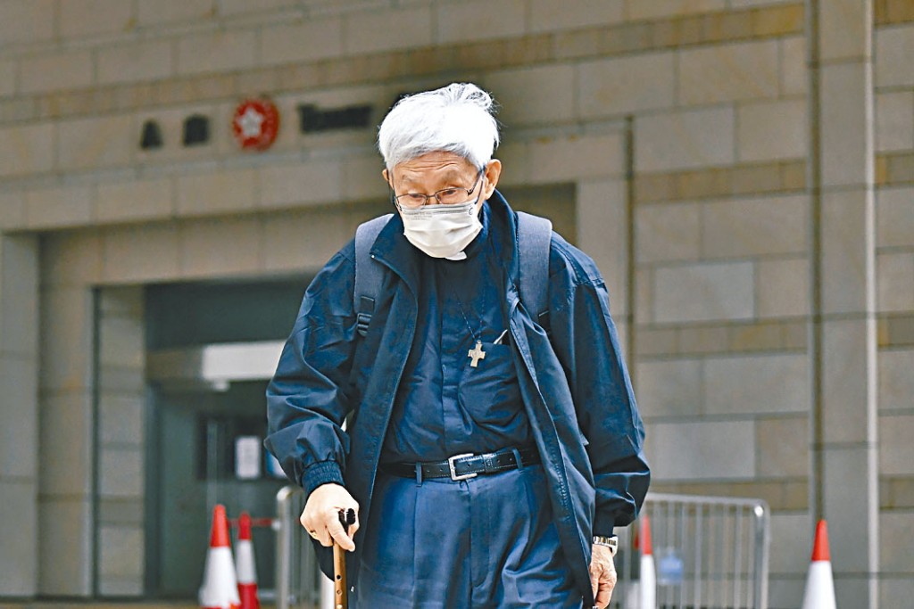 前主教陳日君手持枴杖出庭。