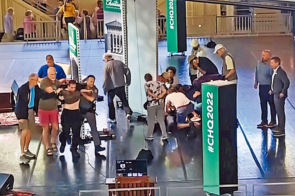 现场人员为拉什迪急救之际（右），疑犯马塔尔被制服带走（左）。 