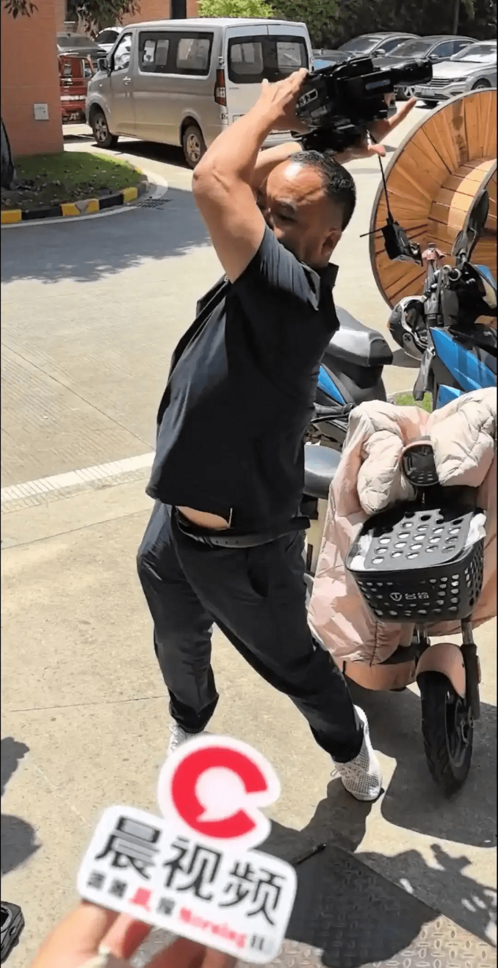 公司負責人摔毀記者拍攝設備。 公司負責人摔毀記者拍攝設備。