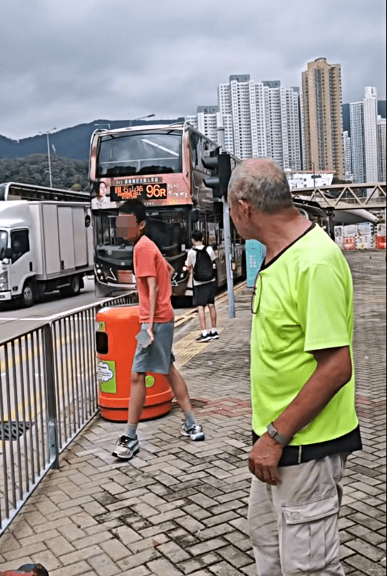 事件引起途人側目。網上截圖