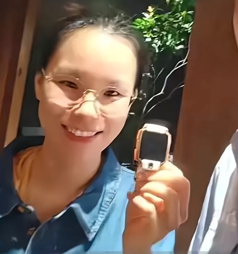 盧女士尋回丟失的兒童手錶。紅星新聞 盧女士尋回丟失的兒童手錶。紅星新聞