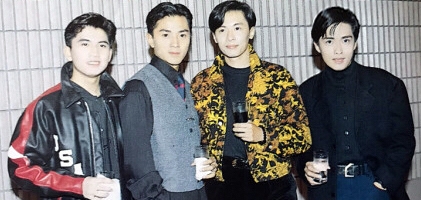 郑梓浩（右一）是90年代歌手。