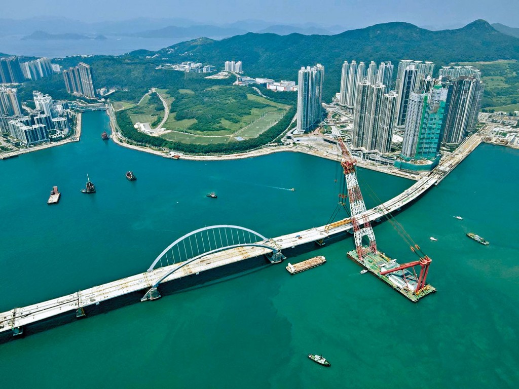 ■將軍澳跨灣連接路主橋部分，已完成接駁工程。