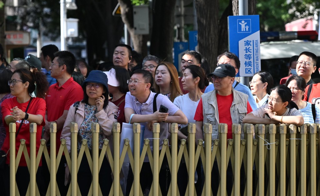 北京一考場外，家長在等待。　新華社