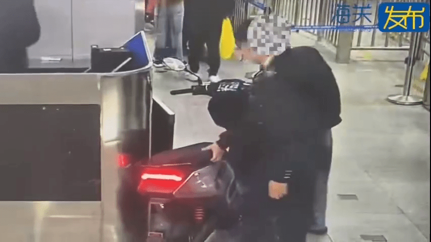 铁骑男电动单车电池暗格藏18公斤银粒，闯沙头角关断正。 海关发布