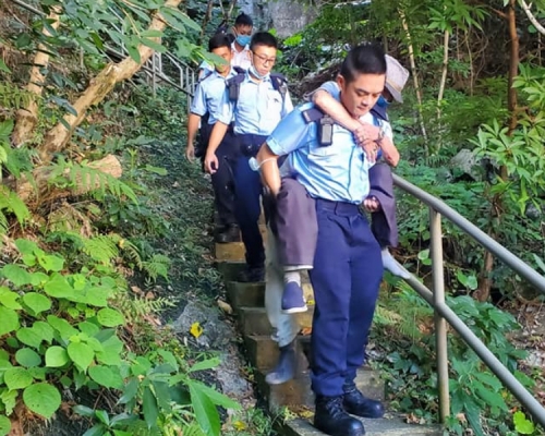 老翁身體虛弱,由警員揹落山。警方FB
