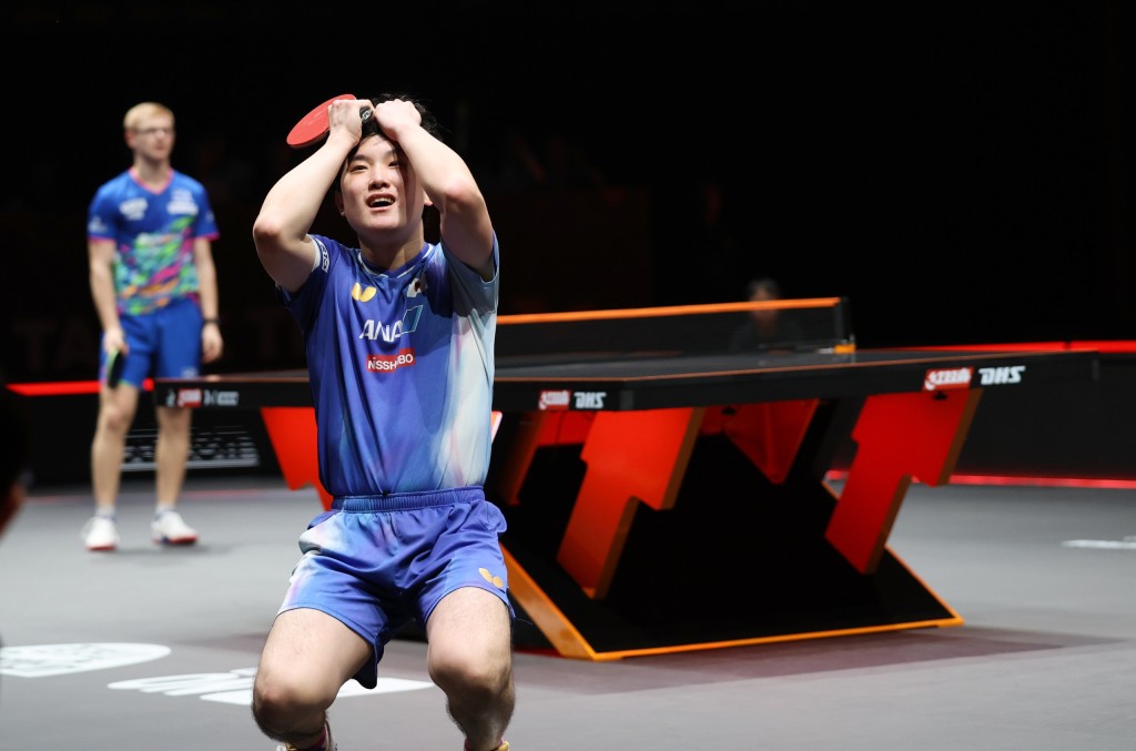 張本智和反敗為勝後激動跪地。 徐嘉華攝 張本智和反敗為勝後激動跪地。 徐嘉華攝