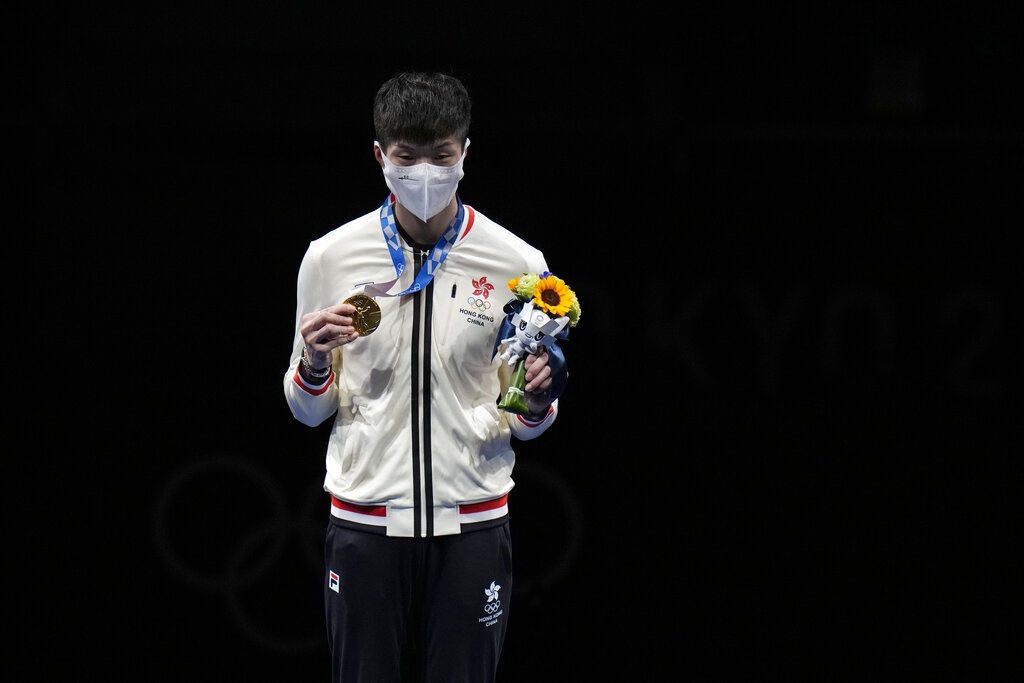 張家朗在奧運男子花劍個人賽歷史性奪金。AP圖片