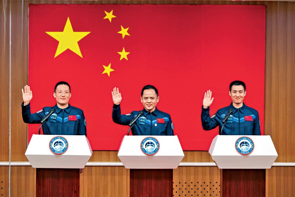 神舟二十一號太空人張陸(中)、武飛(右)、張洪章。