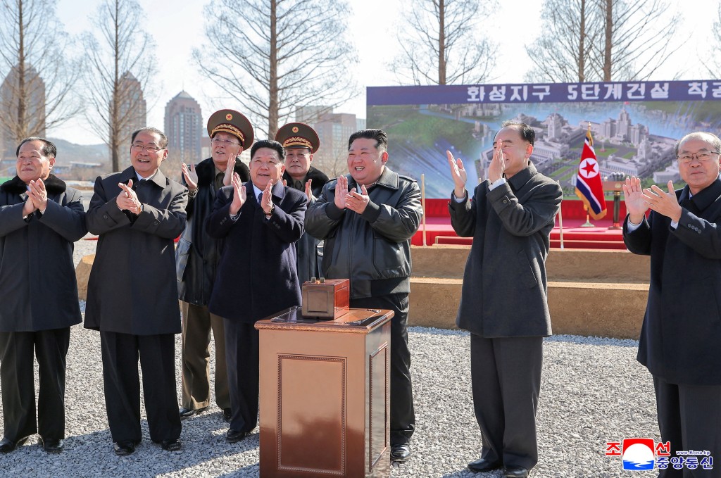 金正恩在北韩平壤华城区出席一项新建设计画奠基仪式并鼓掌。 路透社