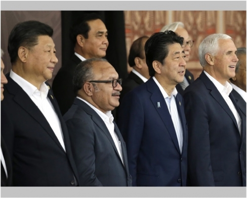 據報習近平與彭斯準備拍攝大合照前曾短暫交談約1分半鐘。AP