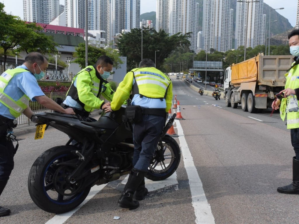 警員封鎖九龍灣偉業街意外位置進行調查。
