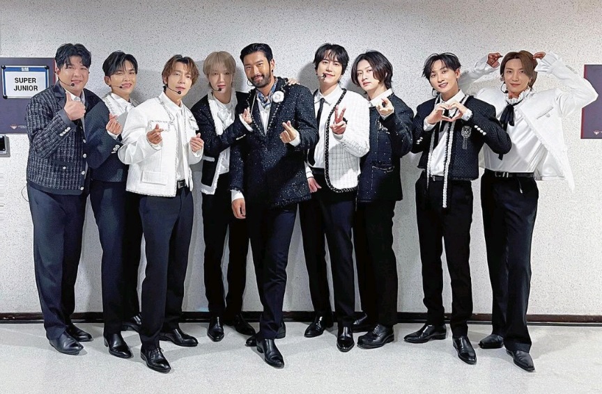 圭賢（右四）是元祖天團Super Junior成員，在亞洲擁有大批粉絲。