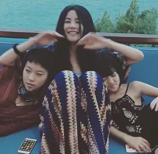 王菲好錫兩女,年前忙中偷閒帶女兒一齊去旅行。