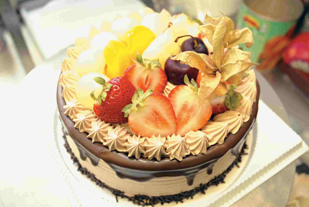 吃一個圓形蛋糕，代表農曆十五的圓月，是最吉祥的祝福。