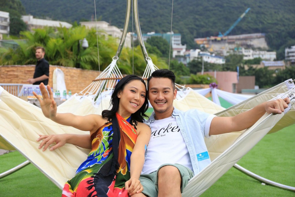 吳浩康與鍾舒漫熱戀時，經常被傳媒拍到出雙入對。