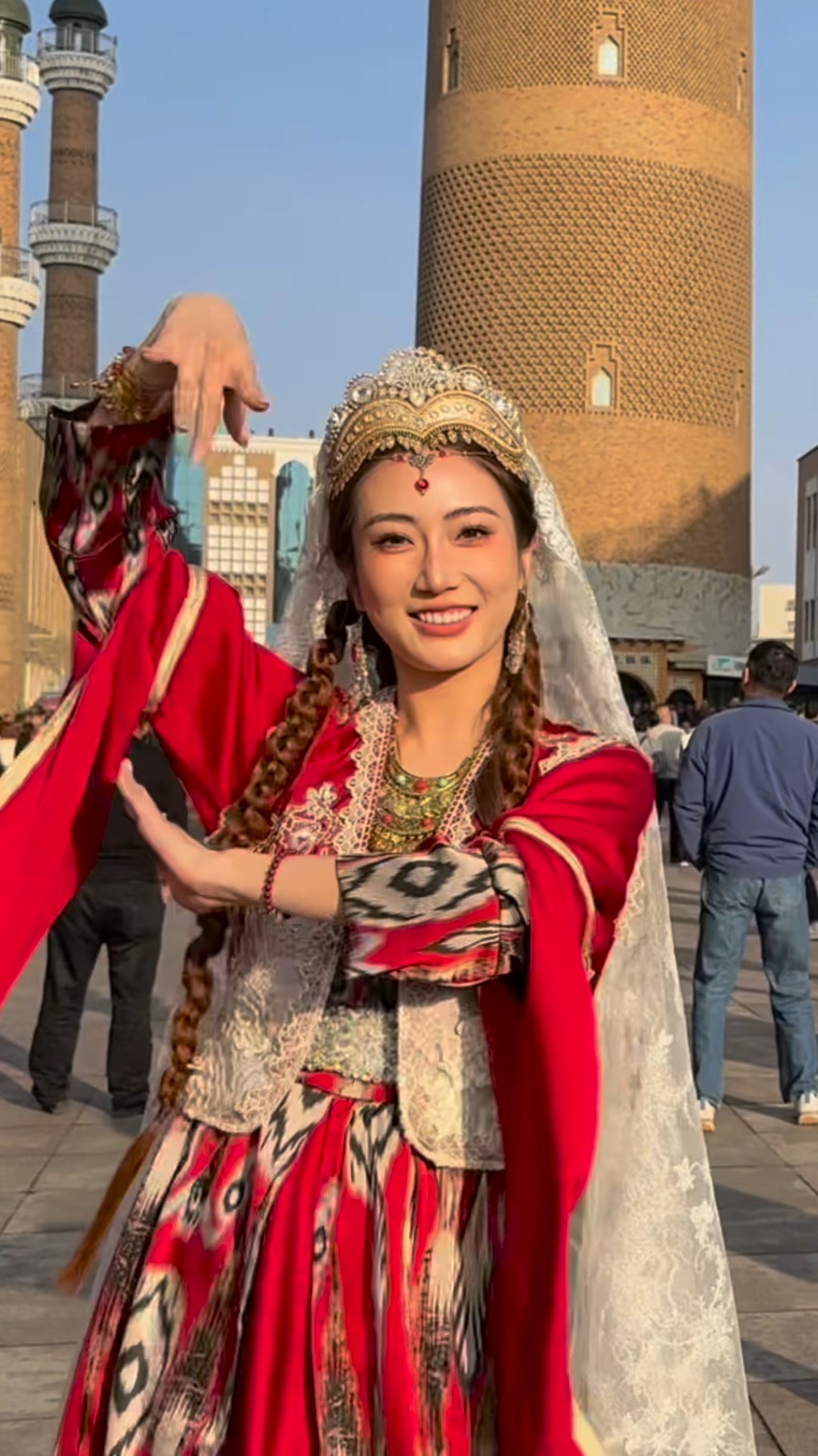 蔡嘉欣在乌鲁木齐国际大巴扎跳舞。