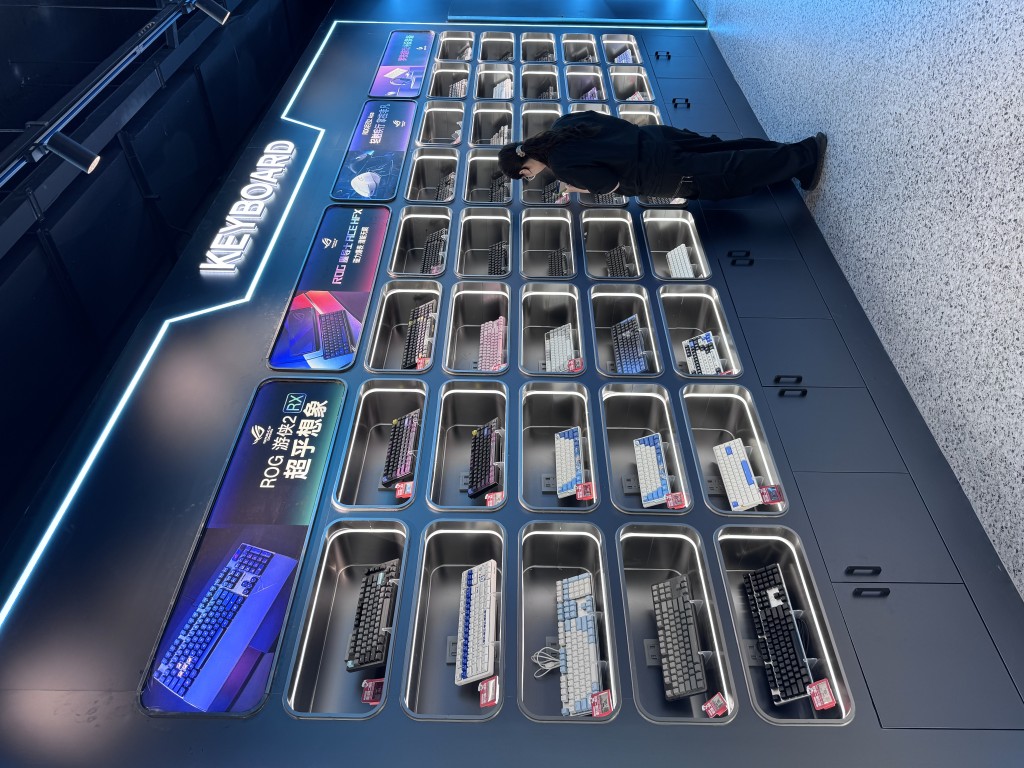 電腦區其中一個賣點是有「DIY裝機大師」，可挑選不同性能的硬件，再交由職員即場裝嵌。