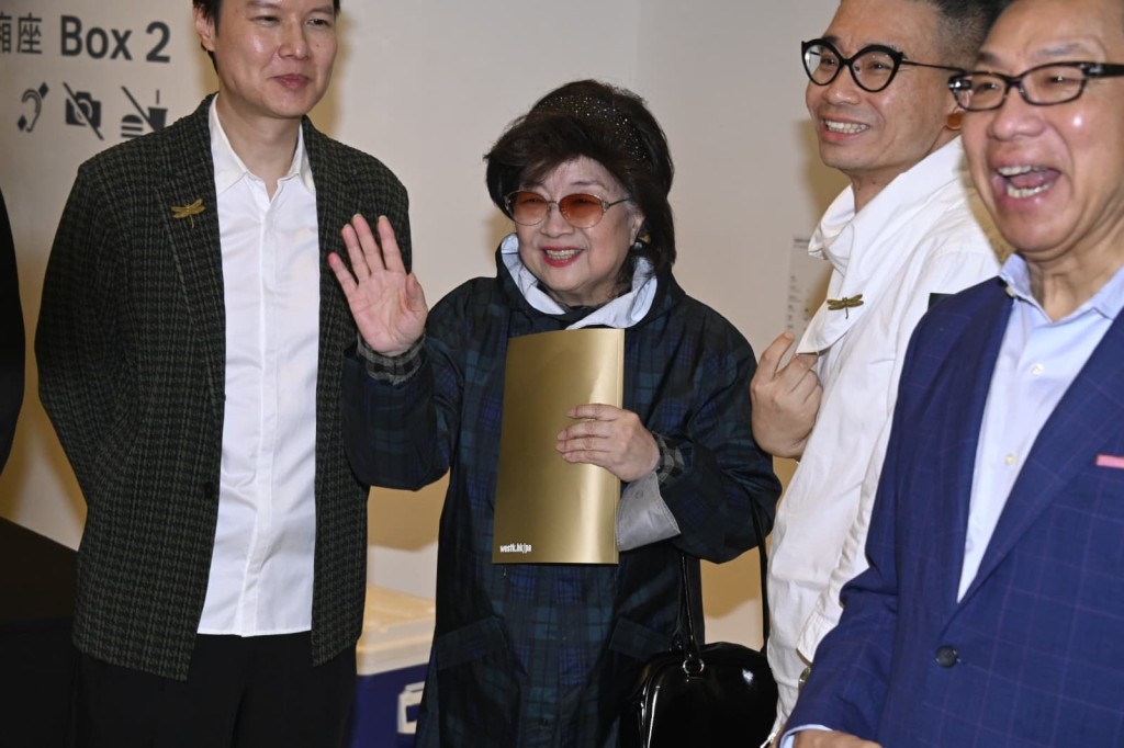徐小鳳十分精神。