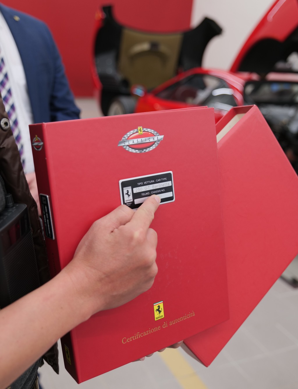 由意大利總廠頒發的Ferrari Classiche證書，記錄了所有復修過程細節及圖片。